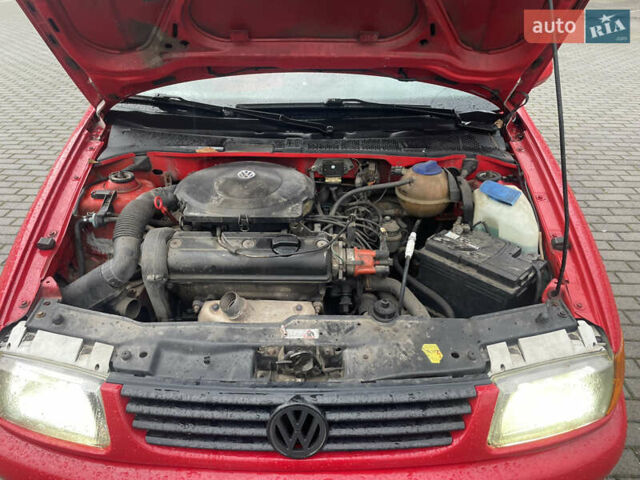 Червоний Фольксваген Поло, об'ємом двигуна 1.3 л та пробігом 200 тис. км за 2200 $, фото 15 на Automoto.ua