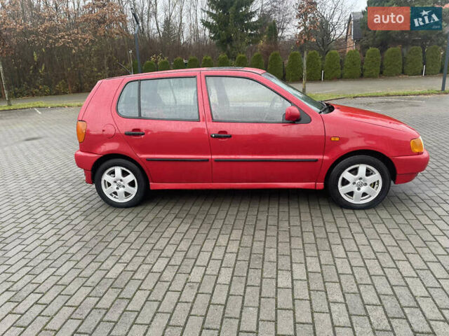 Червоний Фольксваген Поло, об'ємом двигуна 1.3 л та пробігом 200 тис. км за 2200 $, фото 4 на Automoto.ua