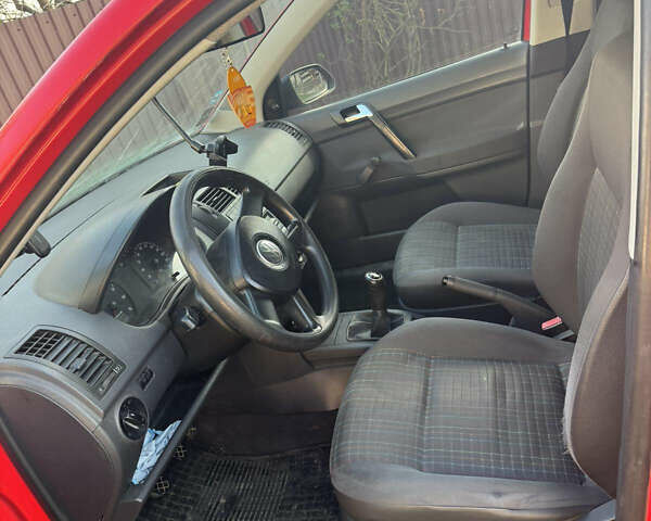 Красный Фольксваген Поло, объемом двигателя 1.2 л и пробегом 175 тыс. км за 3000 $, фото 4 на Automoto.ua