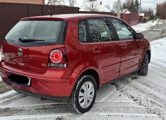 Червоний Фольксваген Поло, об'ємом двигуна 1.4 л та пробігом 220 тис. км за 4100 $, фото 3 на Automoto.ua