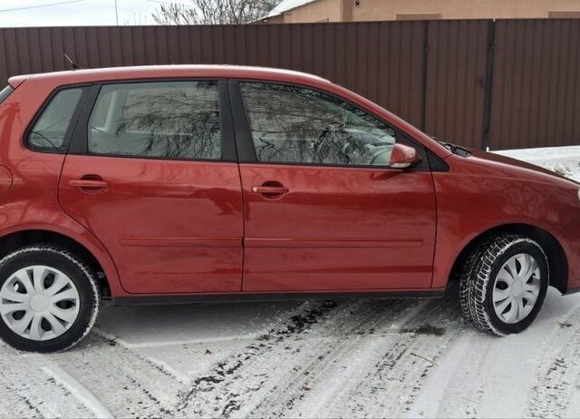 Красный Фольксваген Поло, объемом двигателя 1.4 л и пробегом 225 тыс. км за 4100 $, фото 2 на Automoto.ua