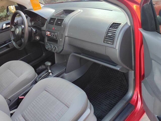 Красный Фольксваген Поло, объемом двигателя 1.4 л и пробегом 240 тыс. км за 4950 $, фото 10 на Automoto.ua