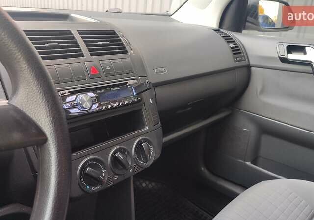 Красный Фольксваген Поло, объемом двигателя 1.4 л и пробегом 240 тыс. км за 4950 $, фото 27 на Automoto.ua