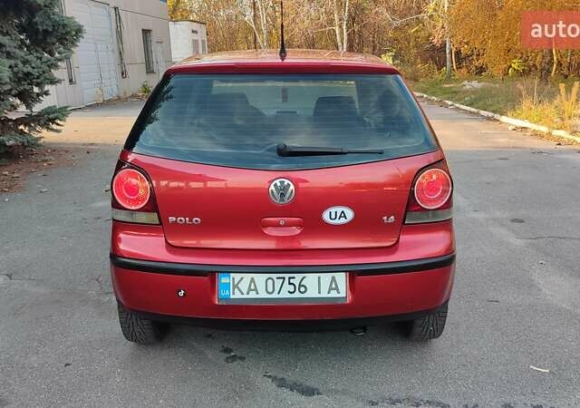 Красный Фольксваген Поло, объемом двигателя 1.4 л и пробегом 240 тыс. км за 4950 $, фото 2 на Automoto.ua