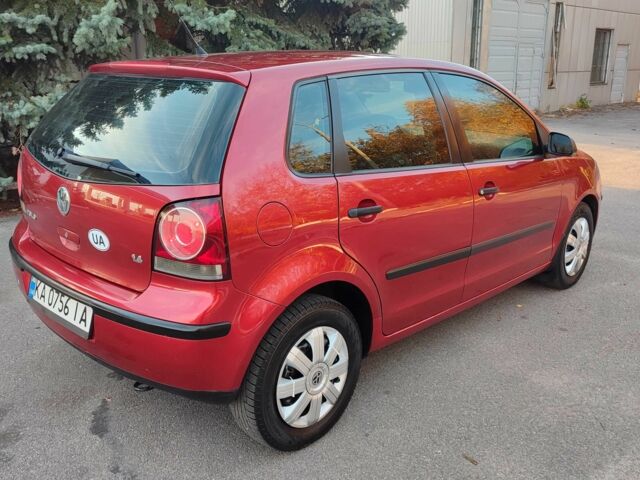 Красный Фольксваген Поло, объемом двигателя 1.4 л и пробегом 240 тыс. км за 4950 $, фото 2 на Automoto.ua