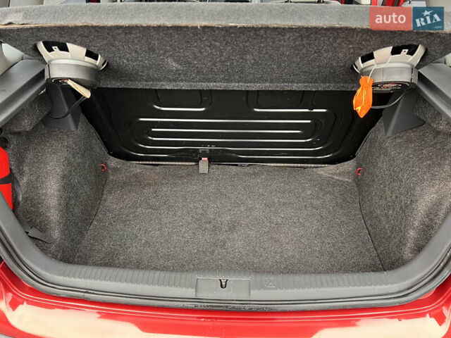 Червоний Фольксваген Поло, об'ємом двигуна 1.4 л та пробігом 180 тис. км за 6000 $, фото 23 на Automoto.ua