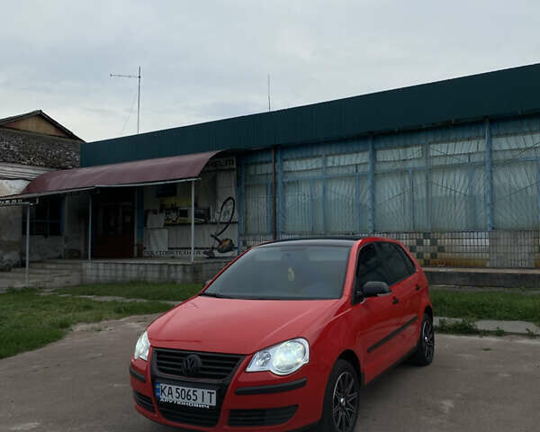 Красный Фольксваген Поло, объемом двигателя 1.39 л и пробегом 203 тыс. км за 4400 $, фото 1 на Automoto.ua