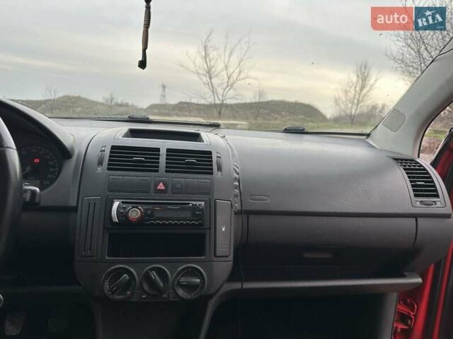 Красный Фольксваген Поло, объемом двигателя 1.4 л и пробегом 202 тыс. км за 4900 $, фото 14 на Automoto.ua