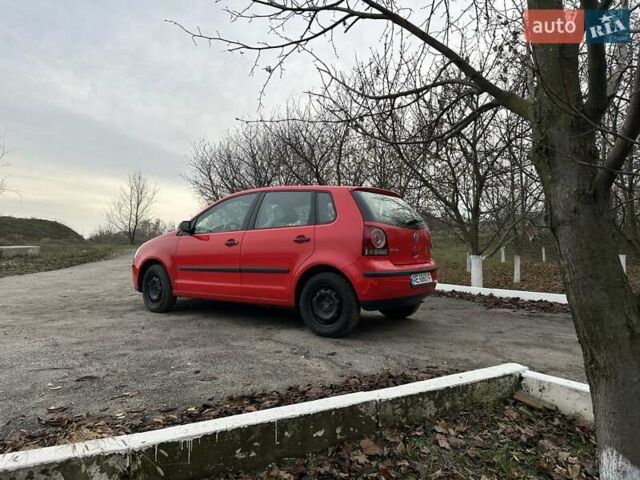 Красный Фольксваген Поло, объемом двигателя 1.4 л и пробегом 202 тыс. км за 4900 $, фото 2 на Automoto.ua