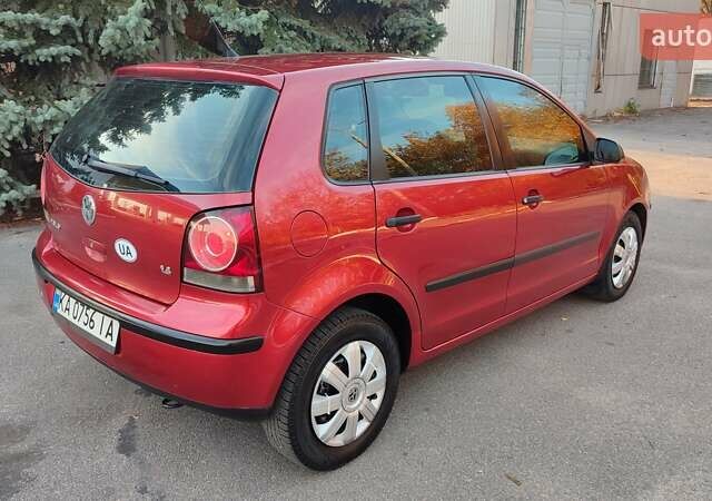 Красный Фольксваген Поло, объемом двигателя 1.4 л и пробегом 240 тыс. км за 4950 $, фото 1 на Automoto.ua