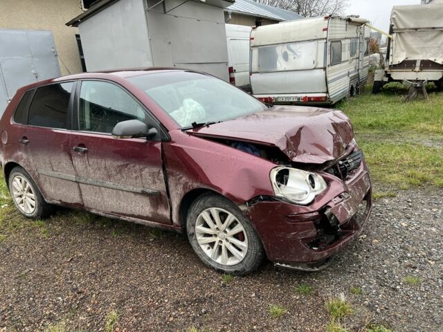 Червоний Фольксваген Поло, об'ємом двигуна 1.4 л та пробігом 285 тис. км за 2010 $, фото 3 на Automoto.ua