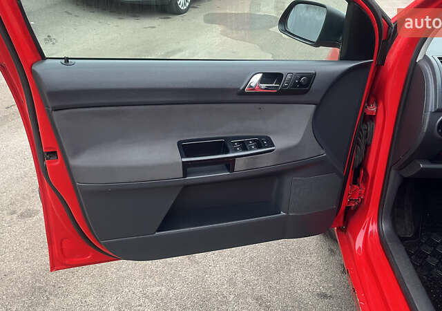 Красный Фольксваген Поло, объемом двигателя 1.4 л и пробегом 200 тыс. км за 4500 $, фото 9 на Automoto.ua