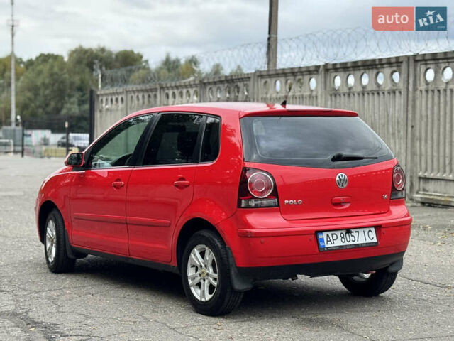 Красный Фольксваген Поло, объемом двигателя 1.39 л и пробегом 109 тыс. км за 6000 $, фото 5 на Automoto.ua