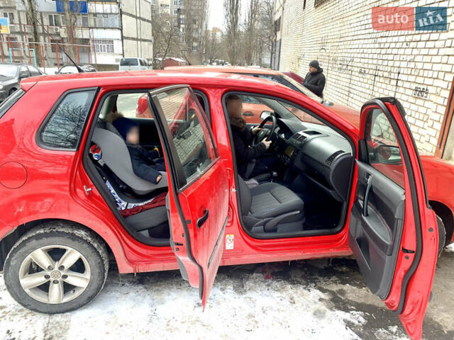 Червоний Фольксваген Поло, об'ємом двигуна 1.4 л та пробігом 130 тис. км за 5700 $, фото 7 на Automoto.ua