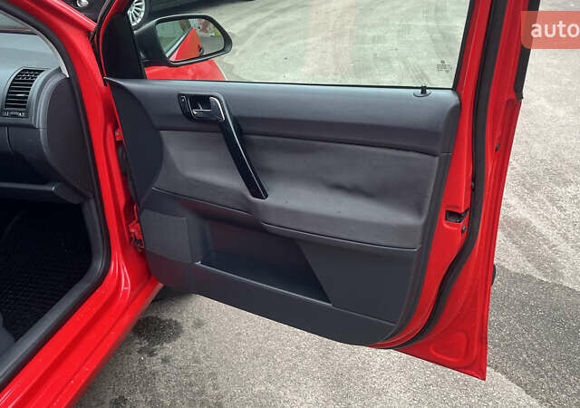 Красный Фольксваген Поло, объемом двигателя 1.4 л и пробегом 200 тыс. км за 4500 $, фото 12 на Automoto.ua