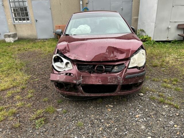 Червоний Фольксваген Поло, об'ємом двигуна 1.4 л та пробігом 285 тис. км за 2010 $, фото 2 на Automoto.ua