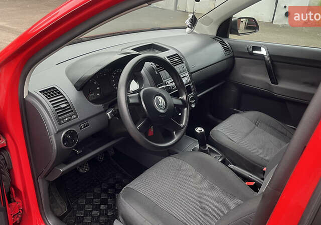 Красный Фольксваген Поло, объемом двигателя 1.4 л и пробегом 200 тыс. км за 4500 $, фото 8 на Automoto.ua