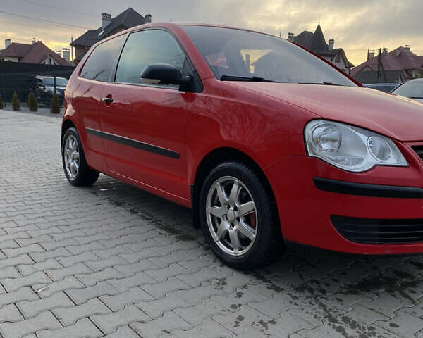Красный Фольксваген Поло, объемом двигателя 1.2 л и пробегом 165 тыс. км за 3900 $, фото 2 на Automoto.ua