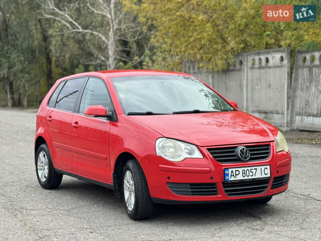 Красный Фольксваген Поло, объемом двигателя 1.39 л и пробегом 109 тыс. км за 6000 $, фото 2 на Automoto.ua
