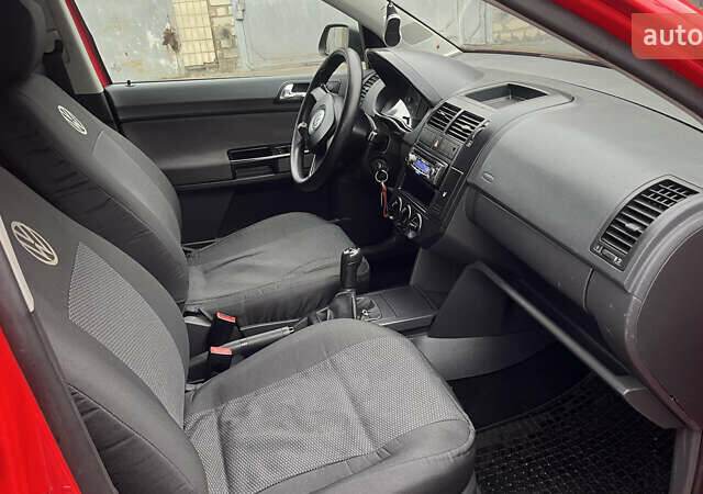 Красный Фольксваген Поло, объемом двигателя 1.4 л и пробегом 200 тыс. км за 4500 $, фото 13 на Automoto.ua