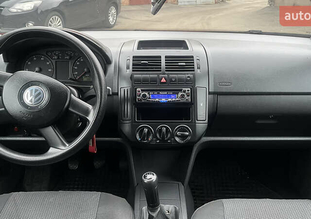 Красный Фольксваген Поло, объемом двигателя 1.4 л и пробегом 200 тыс. км за 4500 $, фото 18 на Automoto.ua