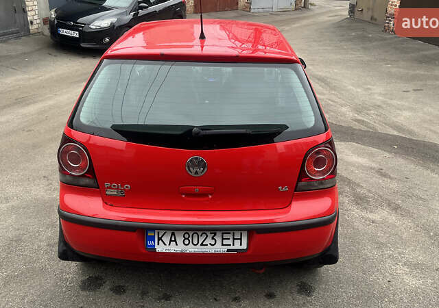 Красный Фольксваген Поло, объемом двигателя 1.4 л и пробегом 200 тыс. км за 4500 $, фото 5 на Automoto.ua