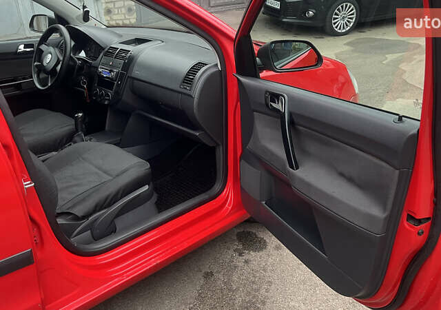 Красный Фольксваген Поло, объемом двигателя 1.4 л и пробегом 200 тыс. км за 4500 $, фото 11 на Automoto.ua