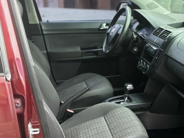 Красный Фольксваген Поло, объемом двигателя 1.4 л и пробегом 320 тыс. км за 3800 $, фото 4 на Automoto.ua