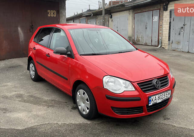 Красный Фольксваген Поло, объемом двигателя 1.4 л и пробегом 200 тыс. км за 4500 $, фото 2 на Automoto.ua