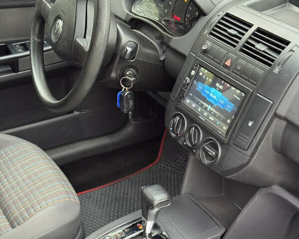 Красный Фольксваген Поло, объемом двигателя 1.39 л и пробегом 109 тыс. км за 6000 $, фото 14 на Automoto.ua