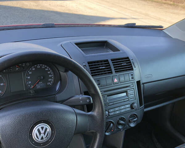 Красный Фольксваген Поло, объемом двигателя 1.2 л и пробегом 165 тыс. км за 3900 $, фото 7 на Automoto.ua