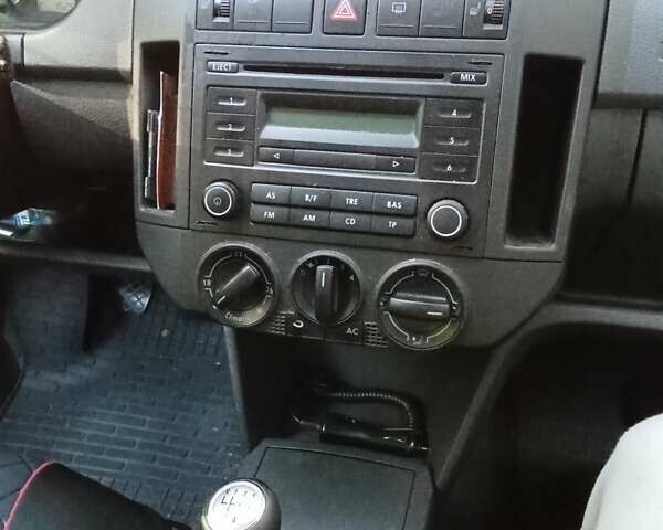 Красный Фольксваген Поло, объемом двигателя 1.2 л и пробегом 182 тыс. км за 4750 $, фото 5 на Automoto.ua