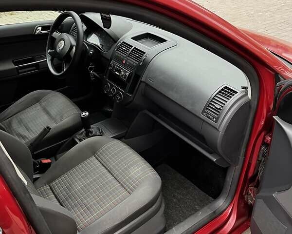 Червоний Фольксваген Поло, об'ємом двигуна 1.4 л та пробігом 195 тис. км за 2600 $, фото 9 на Automoto.ua