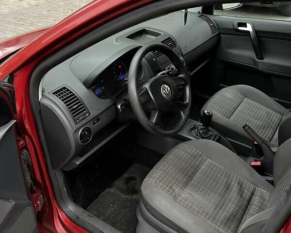 Червоний Фольксваген Поло, об'ємом двигуна 1.4 л та пробігом 195 тис. км за 2600 $, фото 3 на Automoto.ua