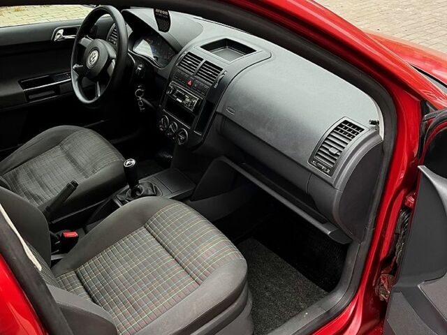 Червоний Фольксваген Поло, об'ємом двигуна 1.4 л та пробігом 193 тис. км за 2500 $, фото 10 на Automoto.ua