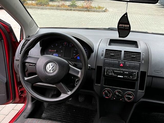 Червоний Фольксваген Поло, об'ємом двигуна 1.4 л та пробігом 193 тис. км за 2500 $, фото 4 на Automoto.ua