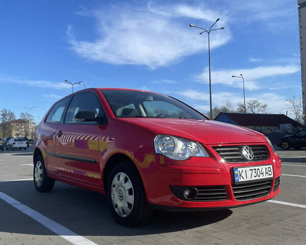 Красный Фольксваген Поло, объемом двигателя 1.2 л и пробегом 162 тыс. км за 4800 $, фото 1 на Automoto.ua