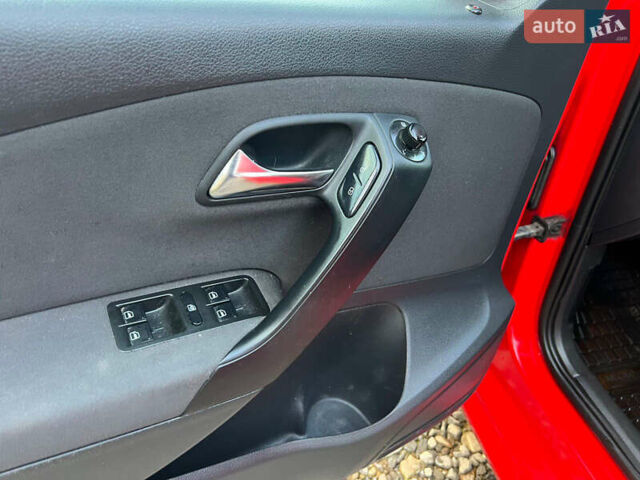 Красный Фольксваген Поло, объемом двигателя 1.2 л и пробегом 199 тыс. км за 5250 $, фото 31 на Automoto.ua