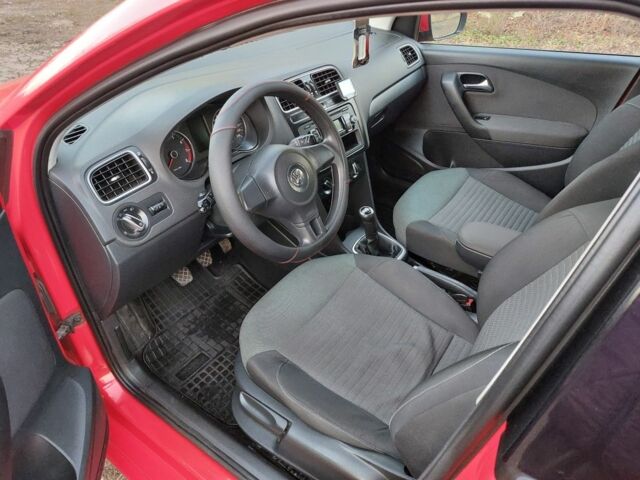 Червоний Фольксваген Поло, об'ємом двигуна 1.2 л та пробігом 200 тис. км за 5550 $, фото 10 на Automoto.ua