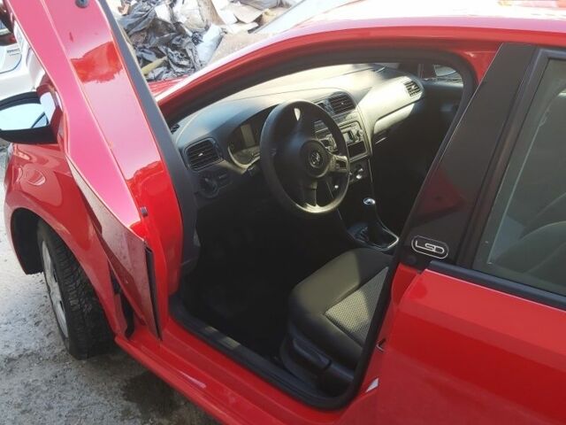 Красный Фольксваген Поло, объемом двигателя 1.2 л и пробегом 150 тыс. км за 5200 $, фото 7 на Automoto.ua