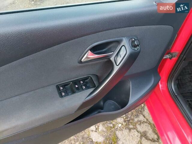 Червоний Фольксваген Поло, об'ємом двигуна 1.2 л та пробігом 200 тис. км за 5550 $, фото 56 на Automoto.ua