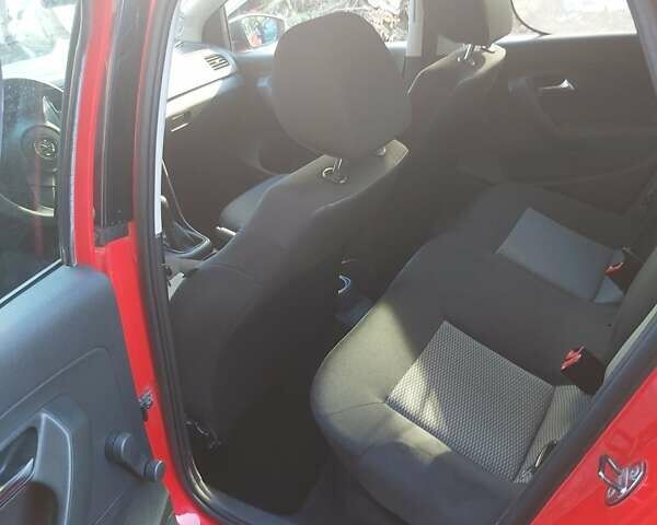 Красный Фольксваген Поло, объемом двигателя 1.2 л и пробегом 150 тыс. км за 6100 $, фото 1 на Automoto.ua