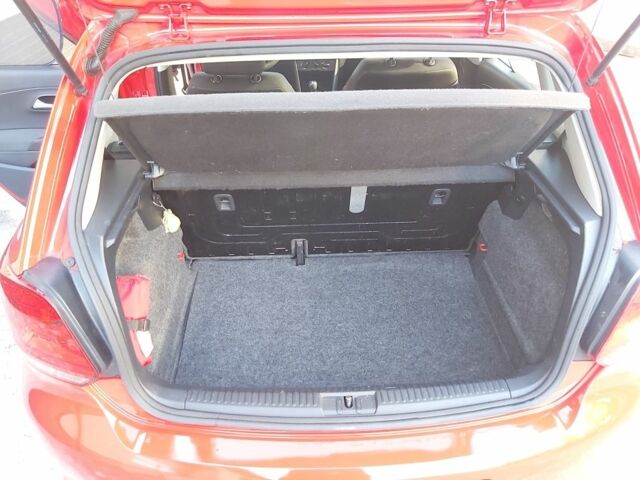 Красный Фольксваген Поло, объемом двигателя 1.2 л и пробегом 150 тыс. км за 5200 $, фото 3 на Automoto.ua