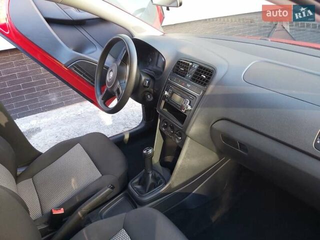 Красный Фольксваген Поло, объемом двигателя 1.2 л и пробегом 150 тыс. км за 6100 $, фото 3 на Automoto.ua