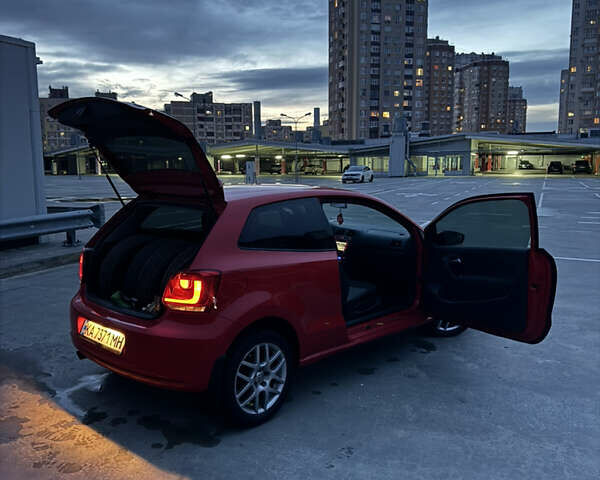 Червоний Фольксваген Поло, об'ємом двигуна 1.39 л та пробігом 112 тис. км за 6899 $, фото 2 на Automoto.ua