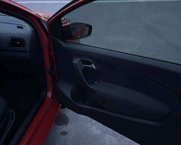 Червоний Фольксваген Поло, об'ємом двигуна 1.39 л та пробігом 112 тис. км за 6899 $, фото 16 на Automoto.ua