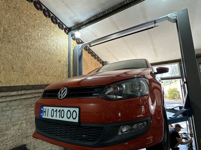 Красный Фольксваген Поло, объемом двигателя 1.4 л и пробегом 142 тыс. км за 10000 $, фото 1 на Automoto.ua