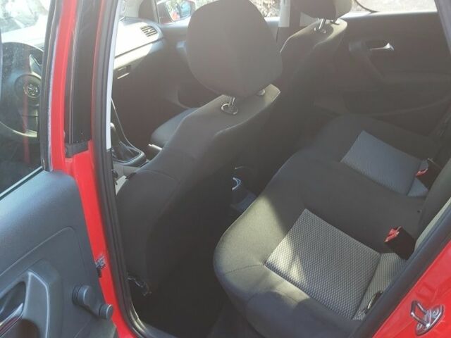 Красный Фольксваген Поло, объемом двигателя 1.2 л и пробегом 150 тыс. км за 5200 $, фото 5 на Automoto.ua