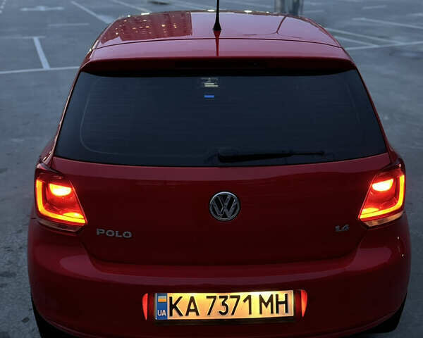 Червоний Фольксваген Поло, об'ємом двигуна 1.39 л та пробігом 112 тис. км за 6899 $, фото 20 на Automoto.ua