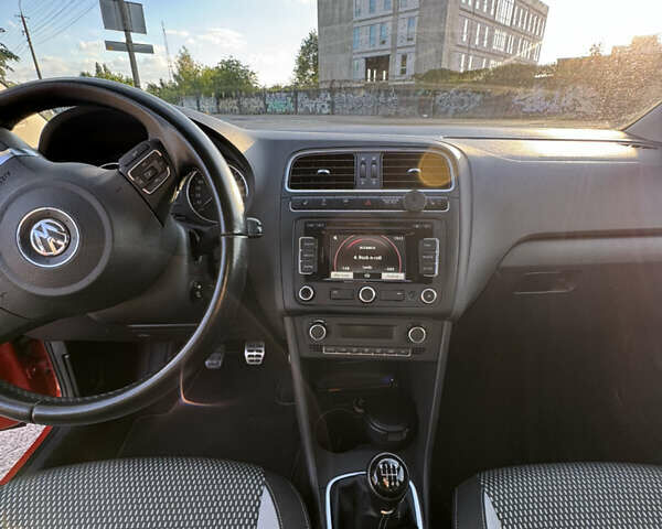 Красный Фольксваген Поло, объемом двигателя 1.2 л и пробегом 156 тыс. км за 9200 $, фото 29 на Automoto.ua